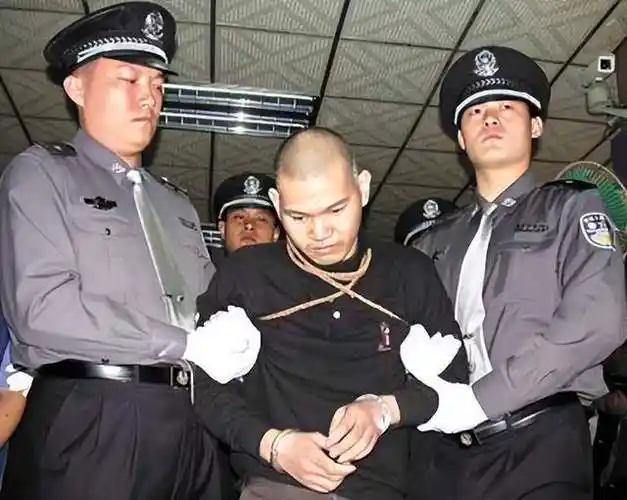 2005年我国执行枪决,死刑犯最真实的反应,令人感到震撼|罪犯|犯人