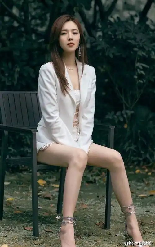 王晓晨:长腿女星脚穿星星装饰凉高跟气质温柔恬静