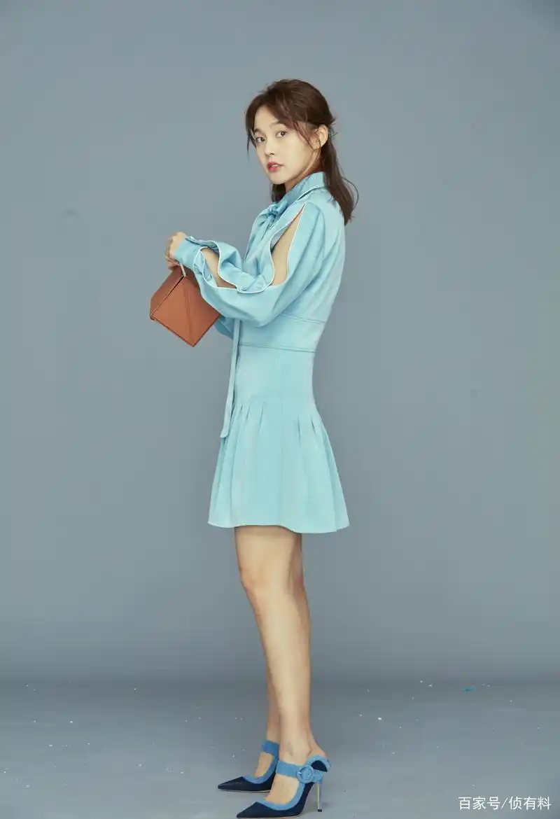 张佳宁短裙配高跟打扮棚拍定妆原素材底片,什么水平?