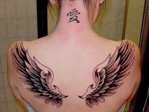 女生背部好看的小翅膀纹身