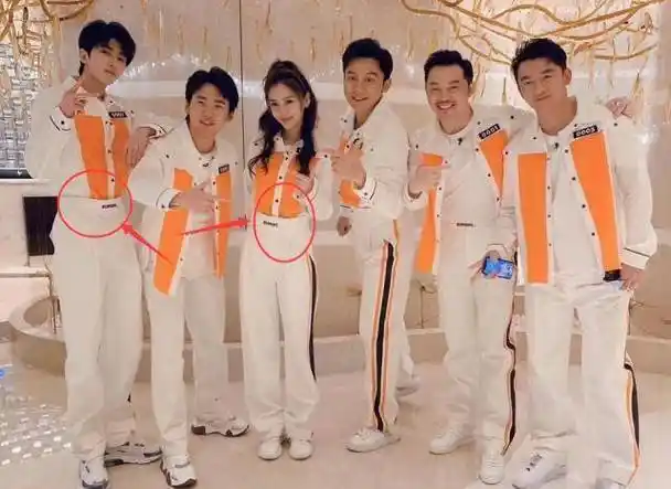 跑男合照:蔡徐坤baby外扎腰,以为单纯抢镜,其实有自己的小心机_图片