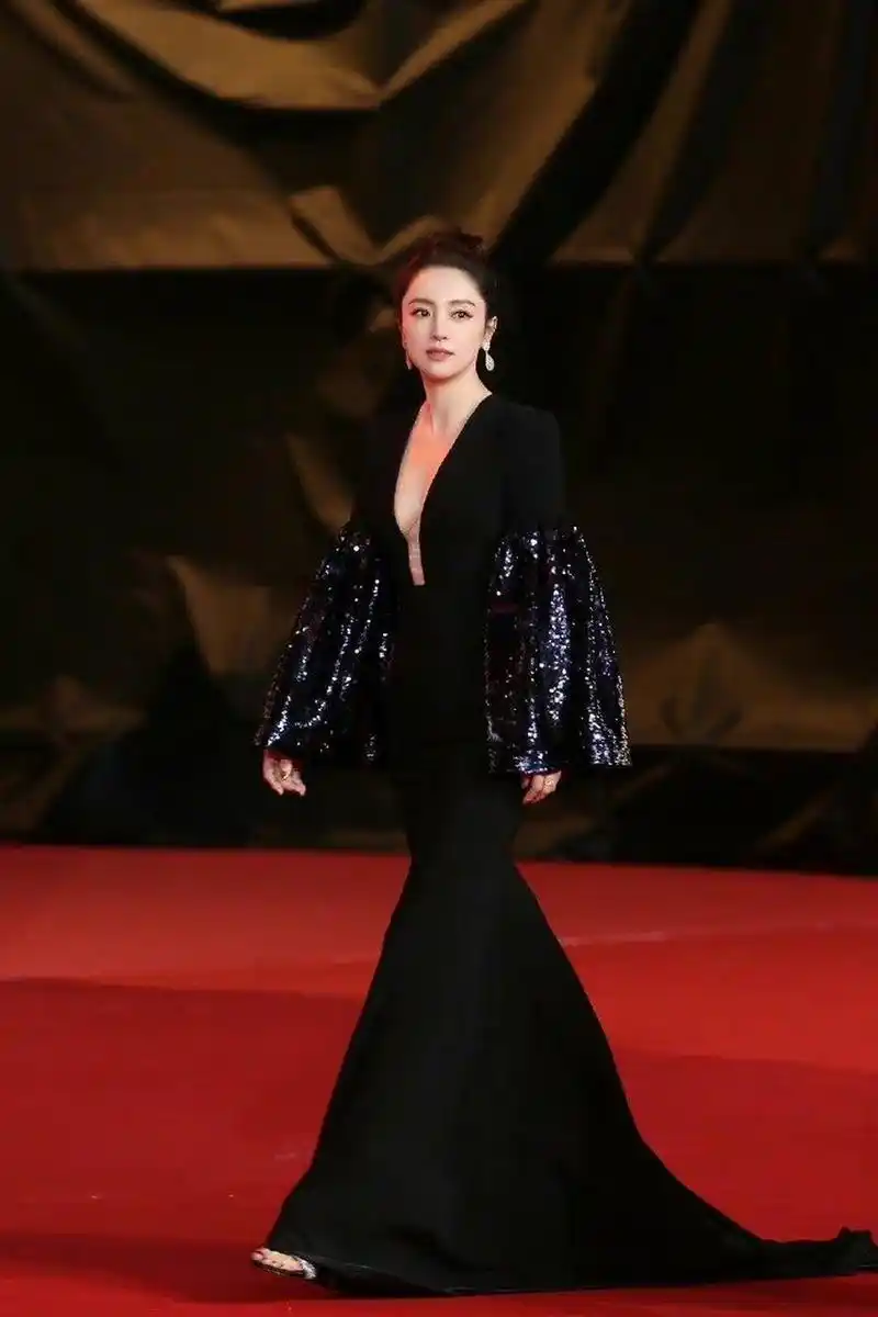 99穿上黑色礼服,董璇简直就是性感与优雅的化身!