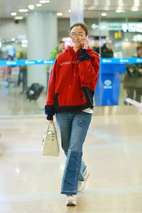 李小冉挺会扮嫩,人到中年穿拼色卫衣显年轻,配丸子头更有少女感|牛仔