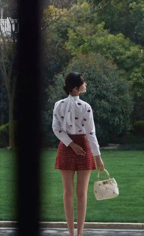 李沁的腿,也太直了吧,怪不得被人称为"酒杯腿"_薛宝钗_杨幂_李少红