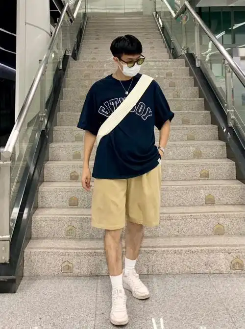 17060小个子男生藏蓝t恤太少年感又显白