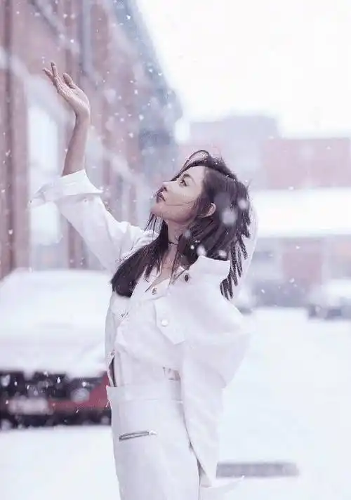 天气寒冷也要拍美照轻轻一抬手就知道张天爱气质体现在哪
