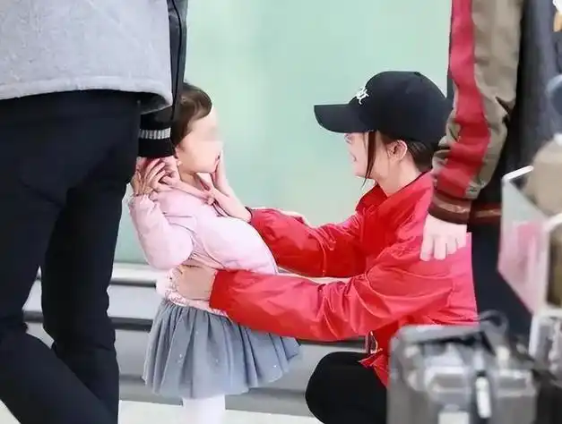 也不会阻碍angelababy杨颖和小海绵见面,更不会像小糯米爷爷奶