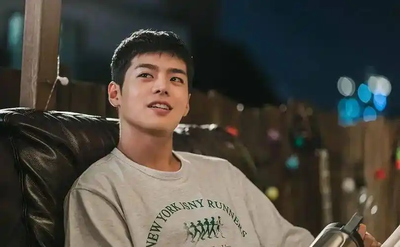 不笑的时候,能看到车银优的影子,也有"脸蛋天才"的天赋.