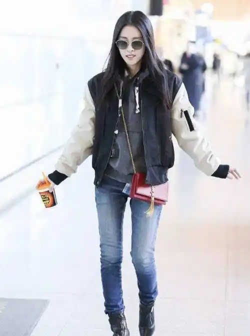 辣妈张碧晨瘦成竹竿穿扎染外套上身空荡紧身裤也松垮