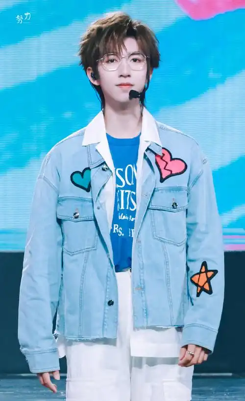 霖声漫漫扬四海##贺峻霖 梦蝶破笼#78大年初七78贝雷帽 眼镜