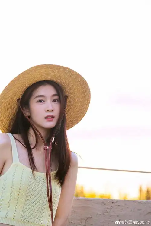 张雪迎草帽造型