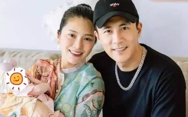 杜淳老婆王灿1992年出生的,现年29岁2021年1月1日,杜淳晒出结婚证宣布