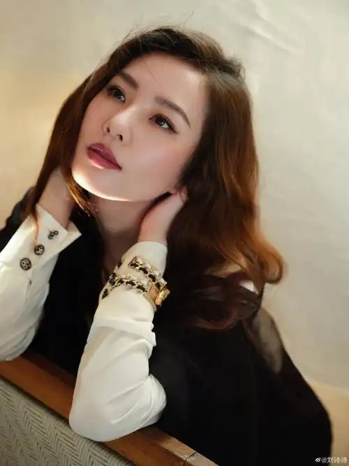刘诗诗晒怼脸照五官精致光影下美丽迷人