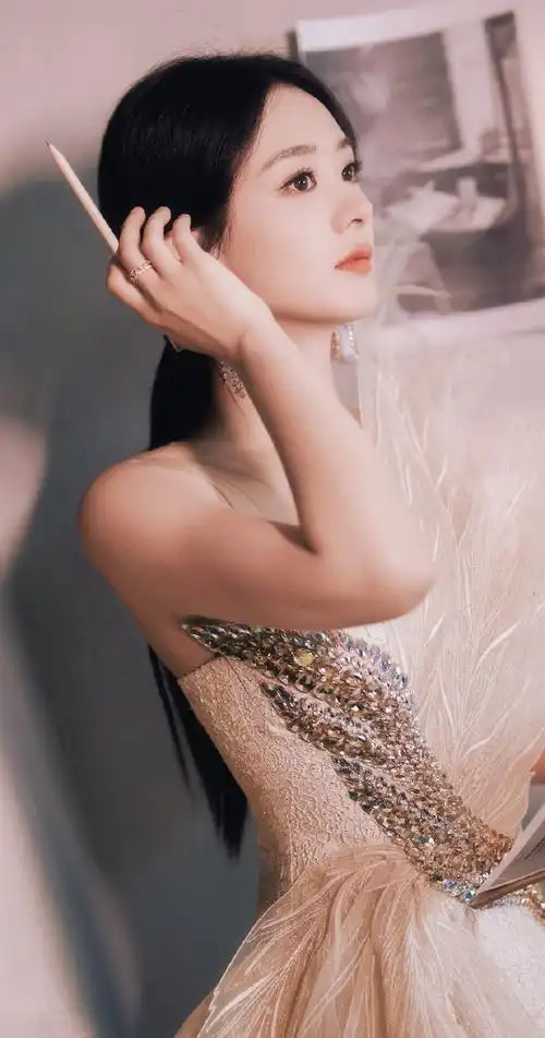 赵丽颖|把翎羽穿在身上,今天是超仙的白凤凰!