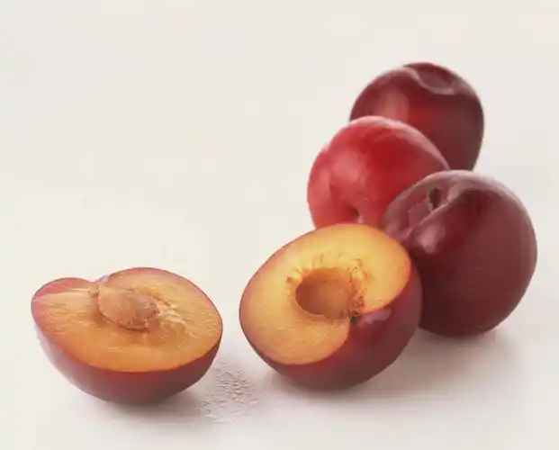 无人,横图,俯视,室内,特写,白天,白色背景,餐桌,桌子,李子,水果,切开