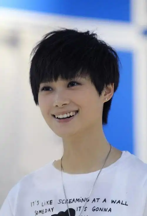 爱笑女星,都拥有一颗sin感的小虎牙,很干净的感觉