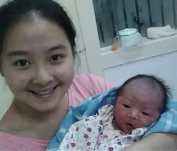 释小龙和杨丽晓结婚照(杨丽晓14岁把初恋给了释小龙)