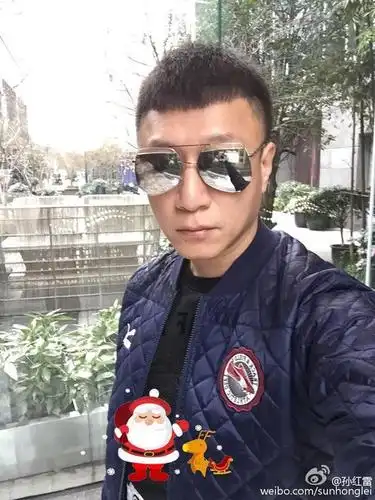 每天都帅出新高度的颜王孙红雷又在微博晒自拍照了!