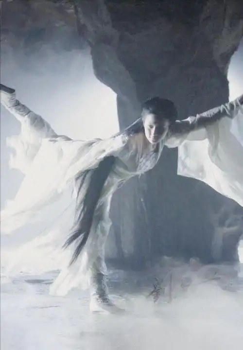 刘亦菲小龙女白衣舞剑旧照