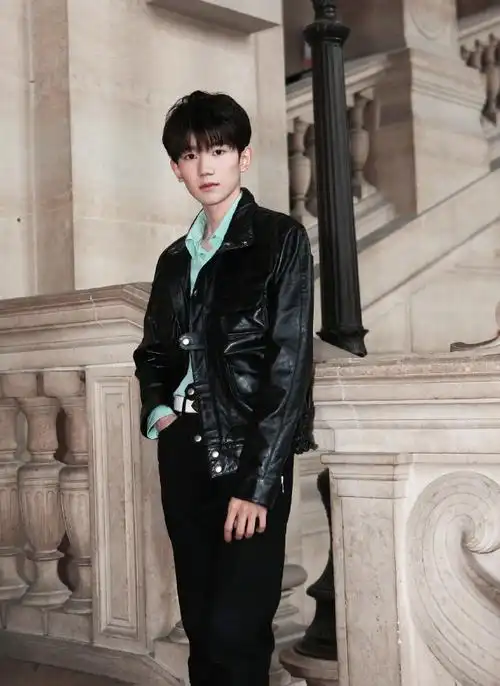 王源黑色皮衣酷雅帅气写真