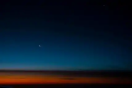 黄昏时天空中的月亮和星星.照片