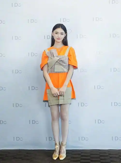 林允唐老鸭针织衫配黑色紧身裤秀双腿看呆网友能有85斤