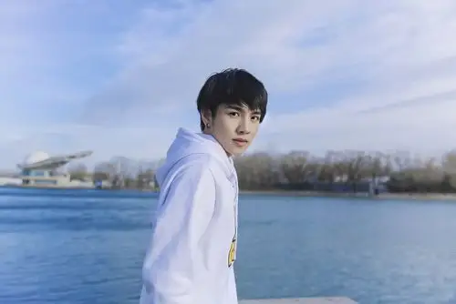 郑繁星活力街拍 诠释面朝"大海"春暖花开