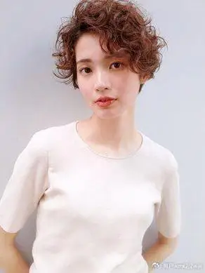 女士短发纹理烫,蓬松时尚显发量,喜欢短发的姐妹别错过