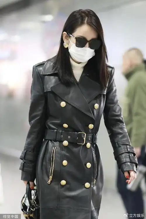 秦海璐穿黑色风衣现身机场 单手拎包展现细嫩腰肢