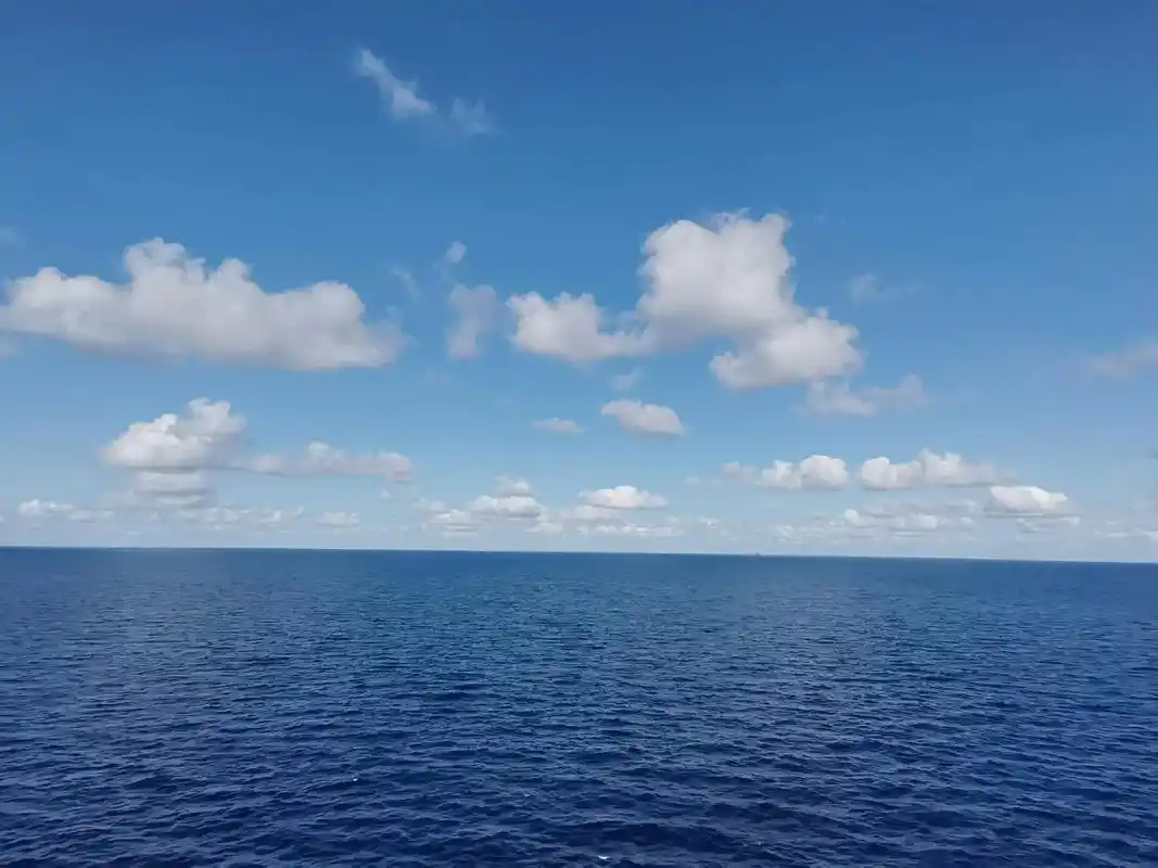 今天天气依旧不错,来一波海上白云的照片#治愈系风景 #美景 - 抖音