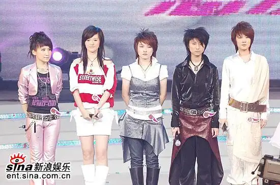 图文:超级女声总决赛6进5 五位超女个性亮相