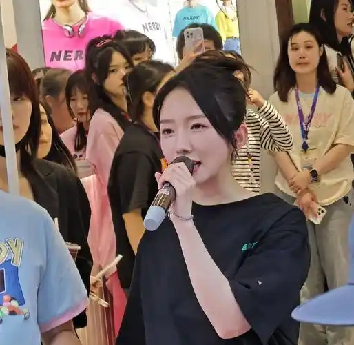 孟美岐黑色t恤 蓝色牛仔青春搭配出席活动_武汉_湖北_电影