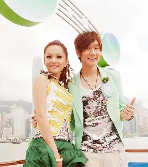 张韶涵与林俊杰2021年,张韶涵已经39岁了,依然未婚单身.