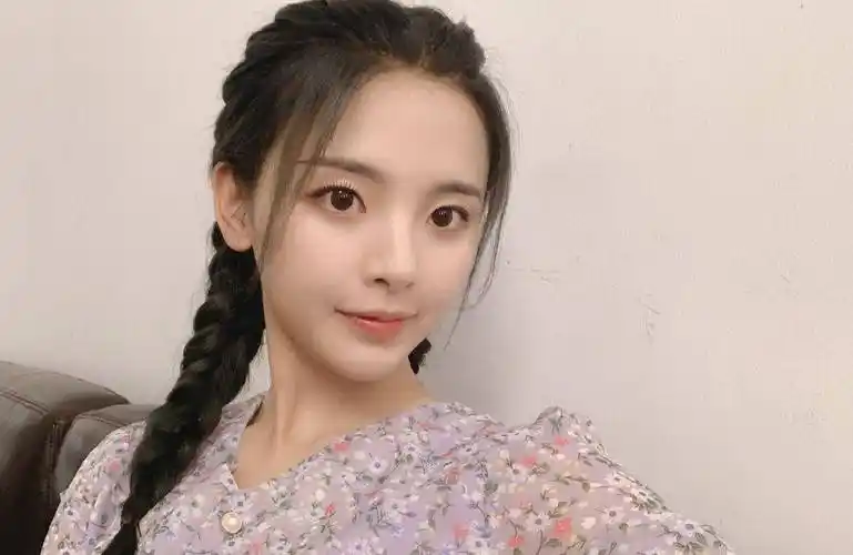 网友曝杨超越卸妆后脸肿眼睛小还有双下巴:我都可以当明星了!