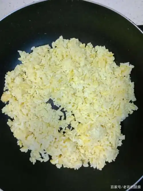 鸡蛋和米饭这样做,米饭粒粒分明,好吃到爆