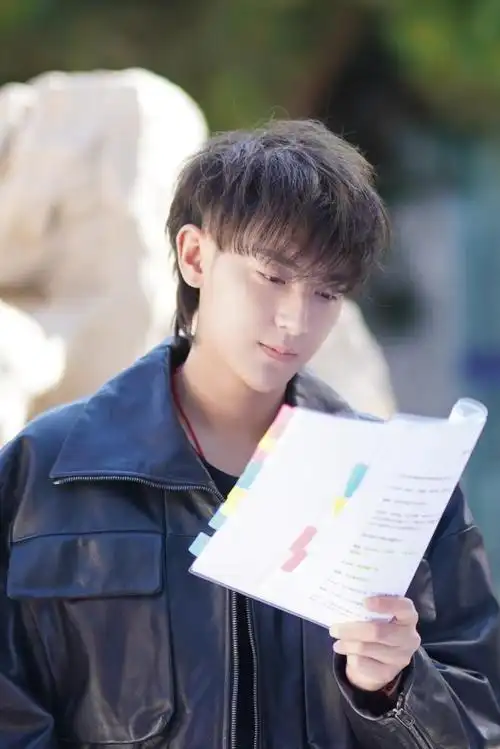 29岁黄子韬:继承200亿家产,因全网黑爆红,今已是内娱顶流男星