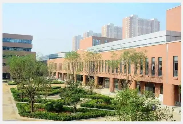 石家庄市第二中学校园景物图