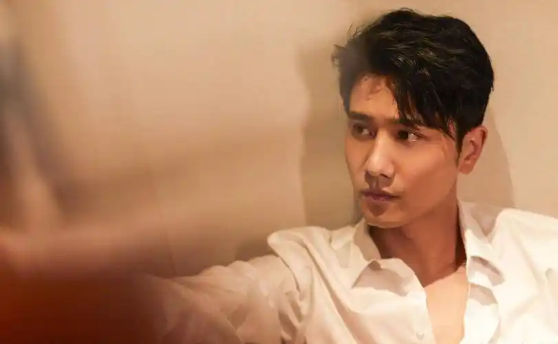 彭冠英时尚大片,简单的白衬衫,在卓越身材的映衬下高级感爆棚_小说_都