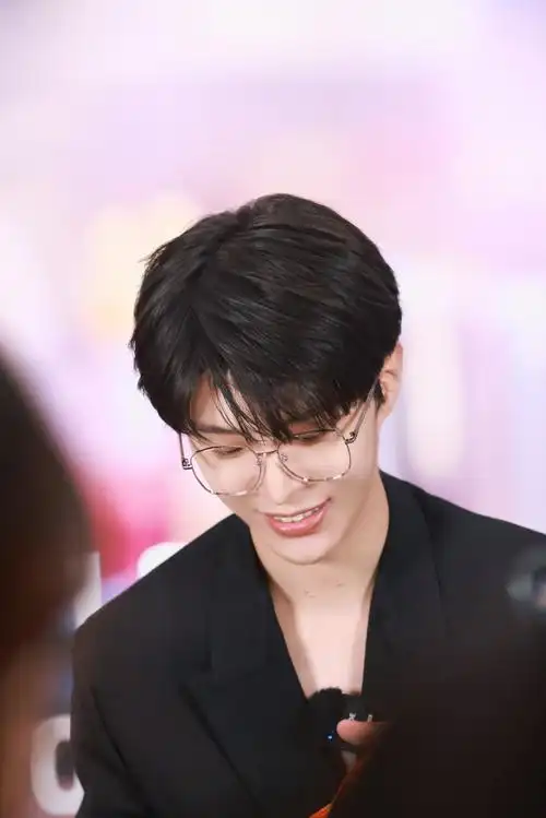 范丞丞扫楼穿真空西装##范丞丞曾少年##范丞丞杨澄