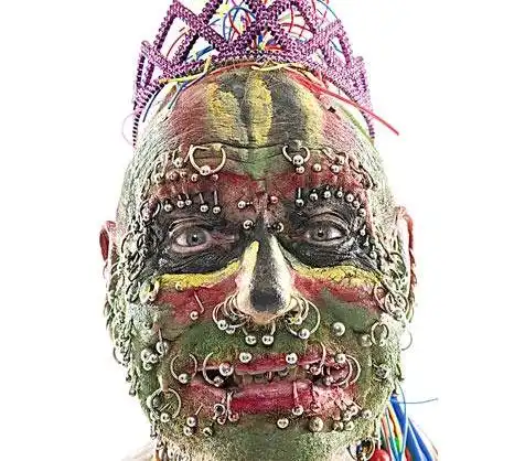 英国78岁男子全身穿孔241处破纪录组图