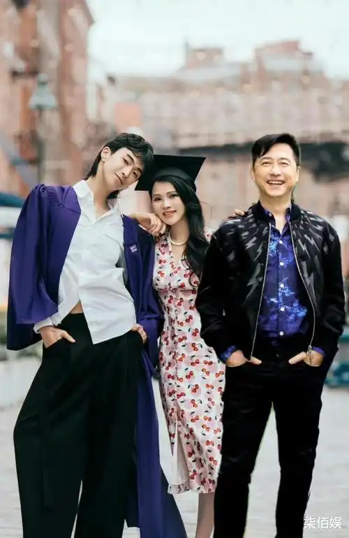 伊能静女儿接机恩利,米粒四肢修长戴墨镜好有范,被哥哥调侃是大明星