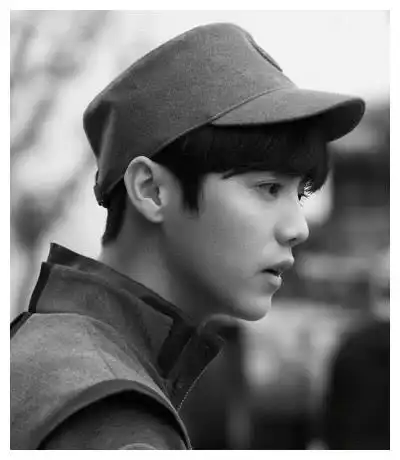 有一种惊艳叫鹿晗穿上军装,比宋仲基还有魅力,女粉看了血压飙升