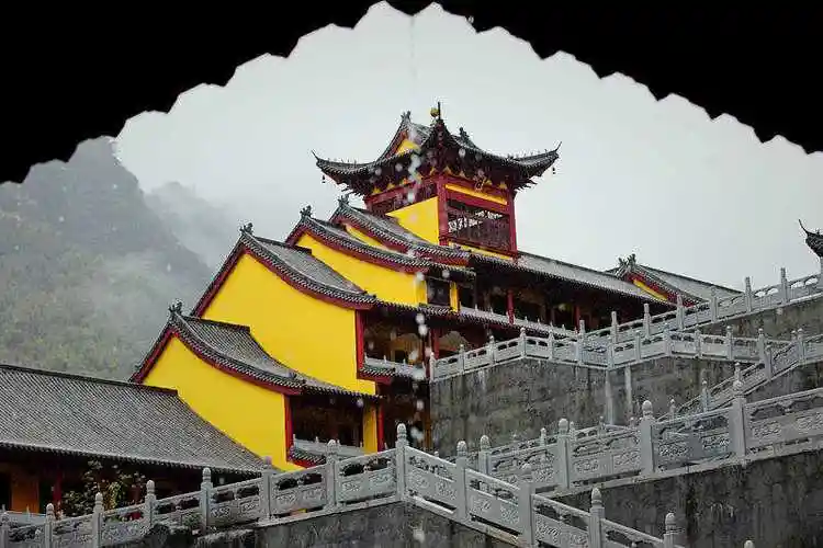 早餐后前往中国古代著名佛教胜地——【明月山仰山】(40分钟左右车程)