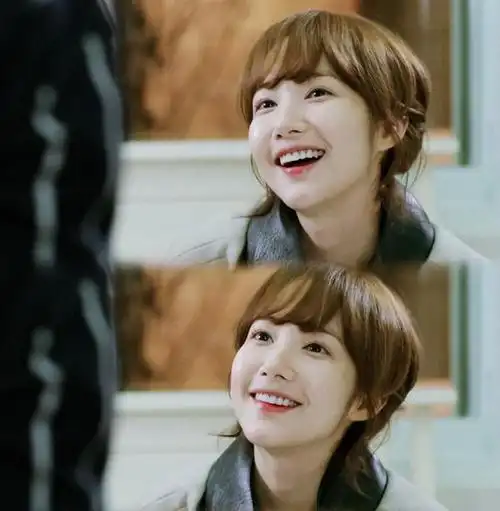 朴敏英的幼态感,除了小鹿眼之外,和她的高颅顶也有关系.