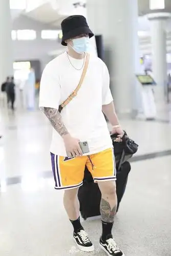 组图:蒋劲夫近照曝光 留寸头身材愈发壮硕纹身抢眼