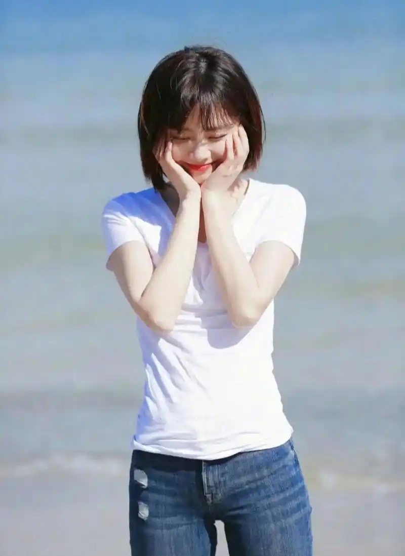 谭松韵身穿白色短袖搭配牛仔裤,清纯俏丽,甜美灵动,少女感十足!