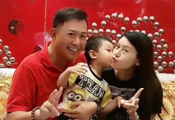 黄海冰妻子甄锡嫁大12岁丈夫5年生一双儿女越活越美丽