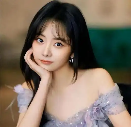 事实证明,33岁的"国民闺女"谭松韵,已经奔上了另一条道路