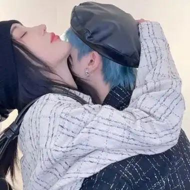 ins真人恩爱情头情人节声明:我不是不谈恋爱 我是没人要_情侣头像_我