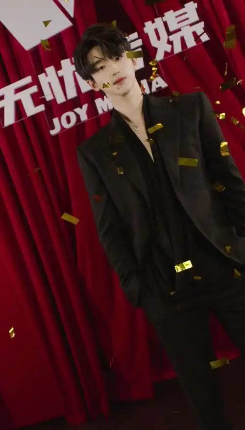 你别说真的别说,拍的还挺有格菜美内味的,美女提着裙摆回眸一笑,帅哥